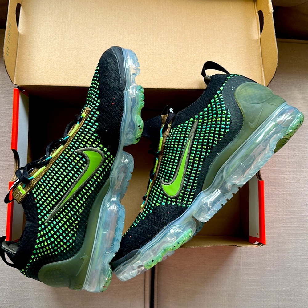 Brand new in box, Men’s Nike air vapor max 2021 fly net black and green